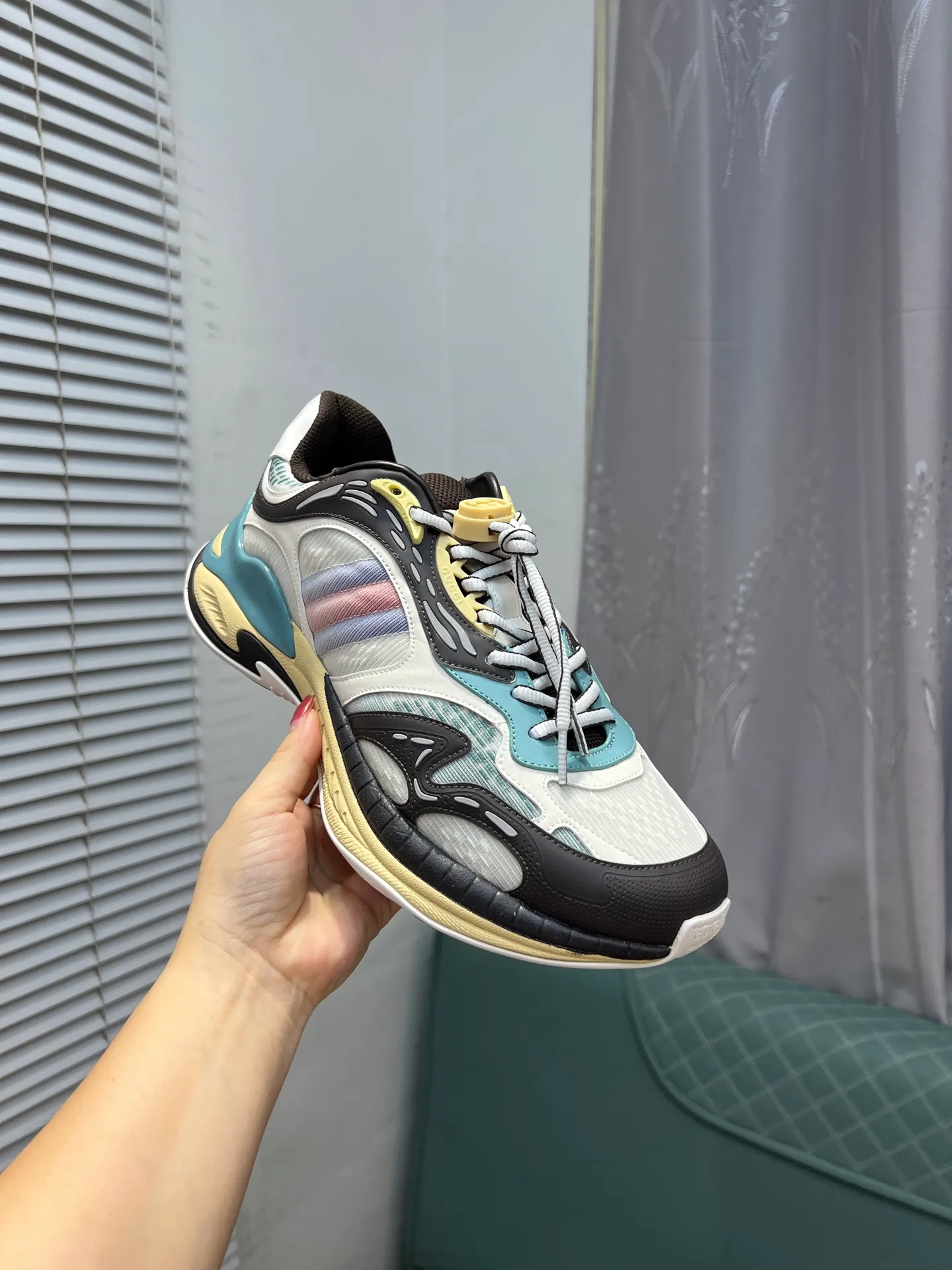 Men's Men's Shoes 💰900 Gucci Gucci 2.0 Sports Shoes Couple's Style Retro Casual Shoes Running Shoes Original Purchase, Development, Production Gucci 2.0 Sports Shoes reinterpret the brand's iconic striped webbing elements. This sneaker reinterprets the iconic details, using thick EVA soles with a smart silhouette, bringing a stable and comfortable wearing experience. Exquisite packaging at the delivery counter. Fabric: original imported cowhide + technical fabrics. Lining: original imported breathable mesh. Sole: original molded ultra-light foam rubber. Bottom thickness: 4CM. Size: 35-40 for women / 39-45 for men.